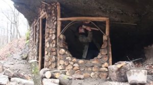 сделал домик под большим камнем