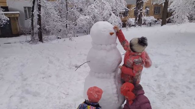 Первый настоящий  снег! Лепим снеговика с подружками смотреть онлайн