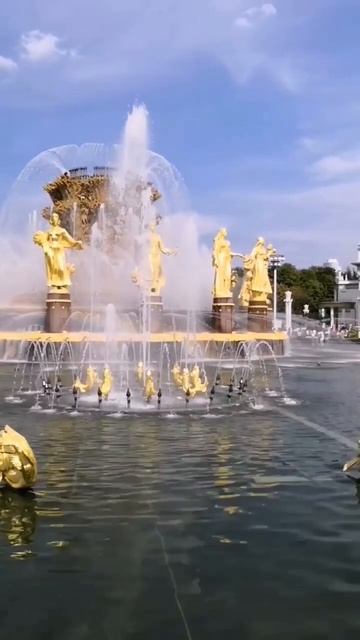 Главный фонтан ВДНХ. Фонтан Дружбы народов. Пока в Москве жара - мы поближе к воде #shorts #жара