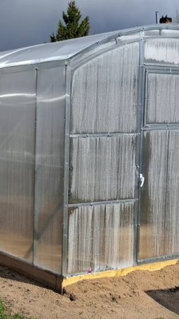 Прямостенная теплица из поликарбоната
