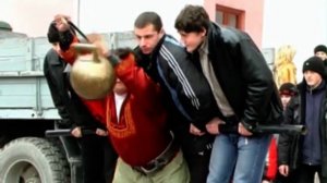 халаджи д удержание в одной руке четырёх человек и гиря 16 кг