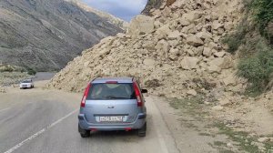Дагестан.Скала упала на дорогу...