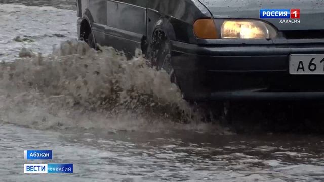 В Абакане на улицах настоящие моря, коммунальщики работают круглосуточно смотреть онлайн