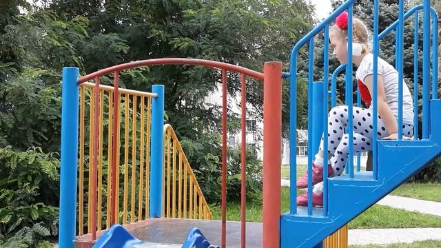 Весёлое лето.Детская площадка.Милана развлекается на детской площадке.
