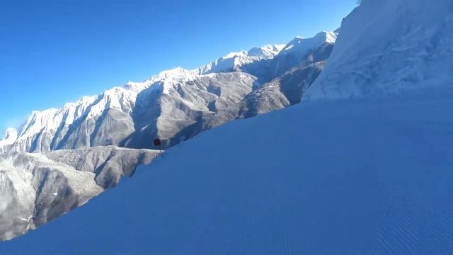 Горки Город в хорошую погоду, спуск по 3 трассе. смотреть онлайн