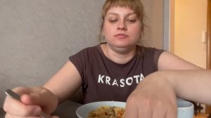 Мукбанг/ Время обедать/ у меня макароны с гуляшом и салат/