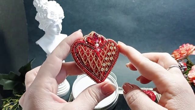 Брошь Сердце из бархата. Брошь Сердце из пайеток и бисера. Ручная работа.