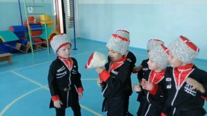 Ребята из МБДОУ N2 г.Невинномысска показывают казачьи народные игры