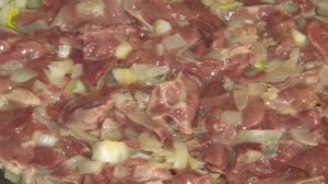 Куриная печень тушенная в сметанно-сырном соусе