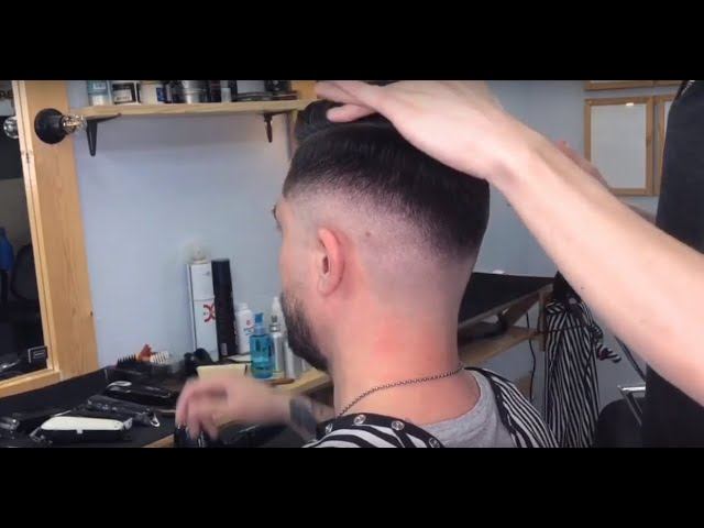 СТРИЖКА МАШИНКОЙ / МОДНАЯ МУЖСКАЯ СТРИЖКА FADE / МУЖСКИЕ ПРИЧЕСКИ смотреть онлайн