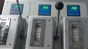 Опять повалил снег