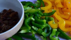 Мясо куриных грудок со сладким перцем с изюмом