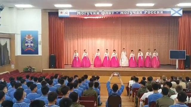 ❕ Московский хор «Чосон» выступает перед северокорейскими солдатами. смотреть онлайн