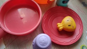 играем в детскую посудку, готовим из игрушечных продуктов