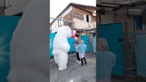 Поздравление от белого мишки в Оренбурге .mp4