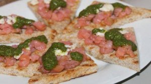 Бутерброды с рыбой и соусом песто