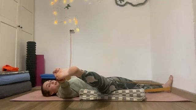 УГЛУБЛЯЕМ АСАНЫ СИДЯ - ПОДВОДЯЩИЕ К ЛОТОСАМ смотреть онлайн