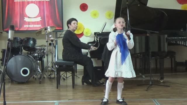 Поёт Арина Пащенко