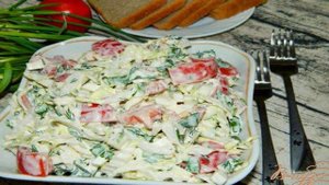 Салат из пекинской капусты с помидорами