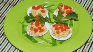 Яйца фаршированные сыром и маринованным огурцом