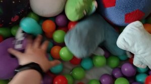 играем в игрушки в детском сухом бассейне