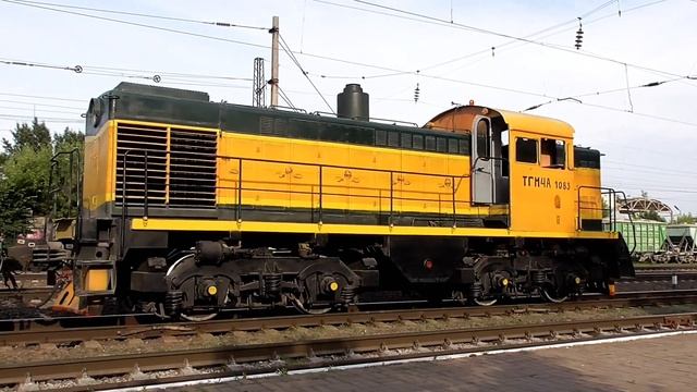 Манёвры тепловоза ТГМ4А-1083 и электропоезд ЭР9М-559 по станции Святошин