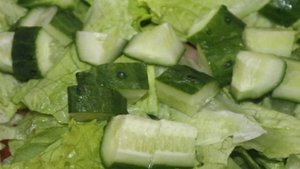 Салат с красной рыбой и кунжутом