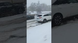 Машины пытаются забраться на гору между «Разгуляем» и цирком