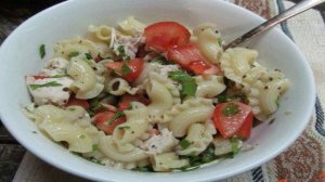 Теплый салат с макаронами и курицей