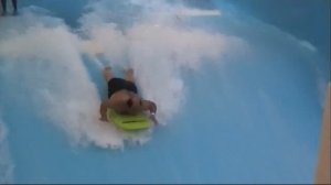 Толстый мужик в аквапарке. Прикольно!