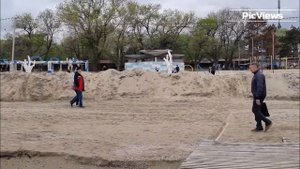 Анапа Центральный пляж сегодня 28 апреля 2025. Море и погода в Анапе сейчас. Мазут на пляже