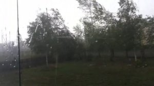 Очень сильный ветер с дождем и градом.