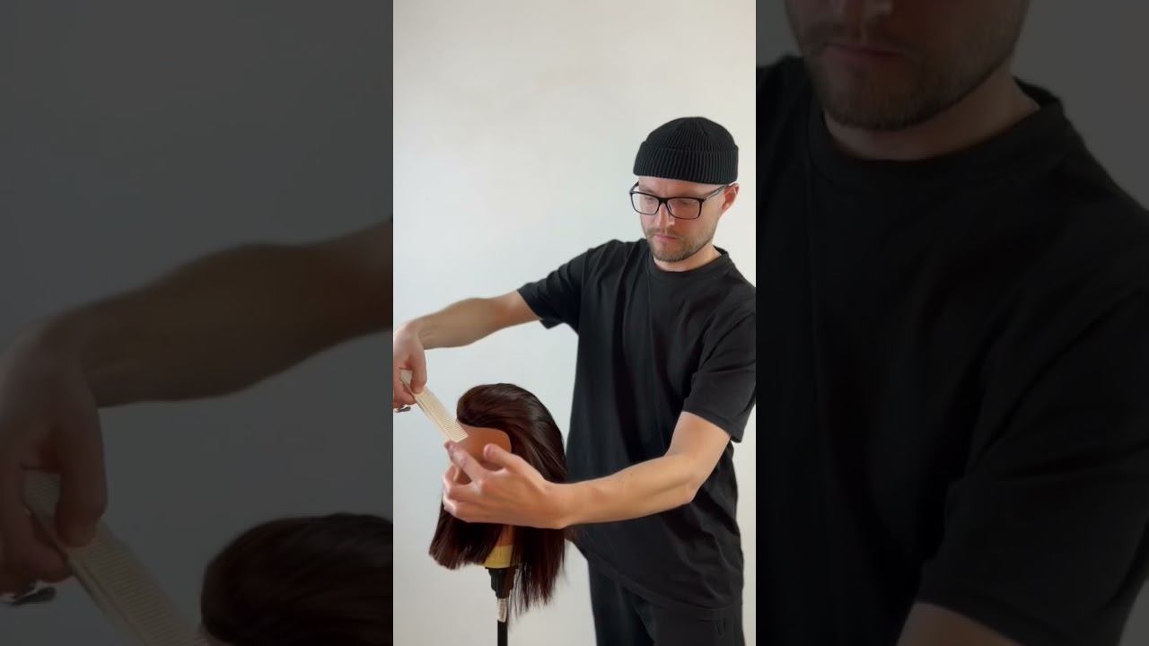 Как правильно держать расческу парикмахеру / как делить на четкие проборы стрижку / Мужская стрижка смотреть онлайн