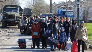 Русские бойцы помогают жителям Украины спастись от ВСУ