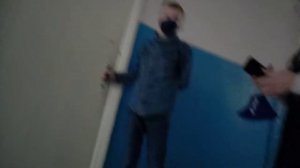 Мальчик стукает в дверь туалета а там учительница/мальчик хочет писать