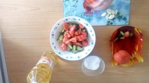 Салат из огурцов и помидор с чесноком.