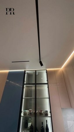 Современная кухня-гостиная с вау-эффектом — натяжной потолок, который работает на стиль и комфорт!