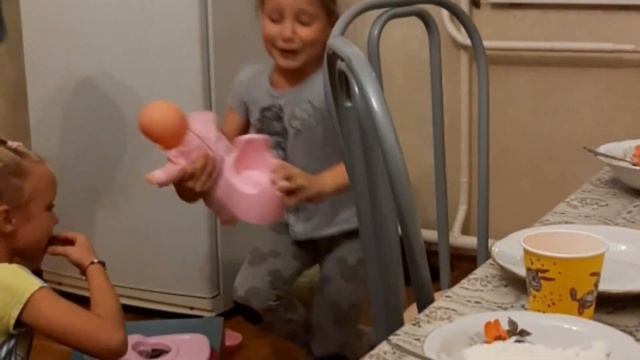Реакция ребенка на подарок. Смешные дети
