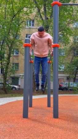 Тренировка на брусьях