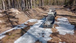 Мотобуксировщик по дороге без снега.
