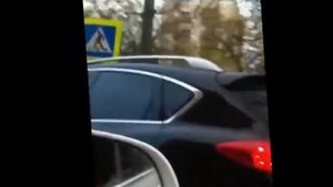 Девушка поет пошлую песню за рулем. Прикол