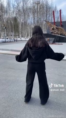 В Нижневартовске школьницы станцевали тверк у Вечного огня
