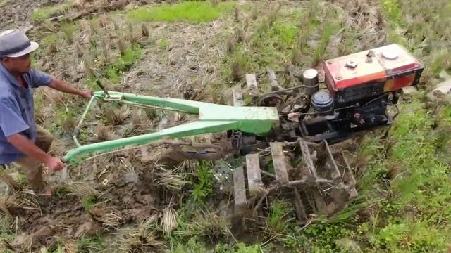 Agricultural Machinery #0136 The Dongfeng tractor plows the fields Traktor Sawah