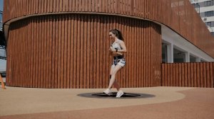Тренировка на все группы мышц на открытом воздухе на встраиваемом батуте.