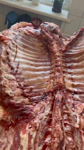 Свинина из деревни в тушах и полу тушах
