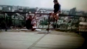 Падение с крыши ( прикол )