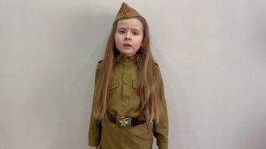 Трогательный стих о войне. Сергей Сухонин - Две сестры бежали от войны. Читает Софья Мулихина 7 лет