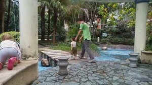 Эмиличка на прогулке  Гарден - парк    Веселые истории маленькой Принцессы