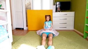 Челлендж НЕ МОИМИ НОГАМИ. Смешное видео для детей! NOT MY LEGS CHALLENGE // Соломка и Олег влог vlo