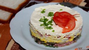 Слоеный салат с грибами, яйцом и колбасой